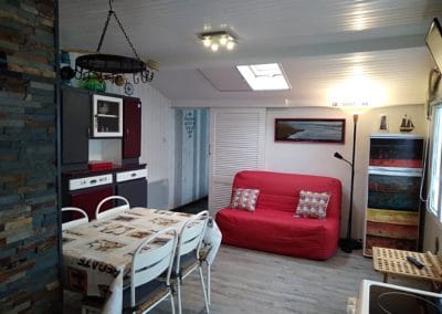 salon et cuisine du gite le compas