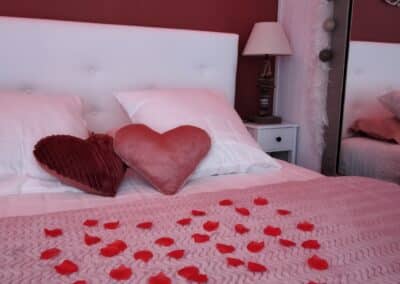 lit avec pétales de roses